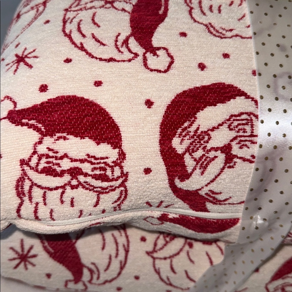 🎅🏻Isaac Mizrahi Christmas Santa set of two decorative pillows 🎅🏻 - Picture 2 of 7